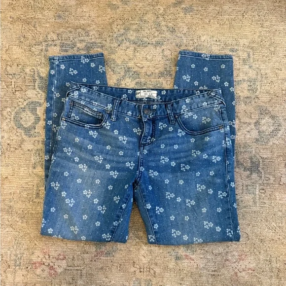 Free People EUC Blue Floral Cropped Skinny Jeans - Picture 2 of 6
